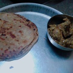 A picture of Chicken masala and paratha.