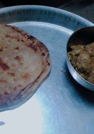 A picture of Chicken masala and paratha.