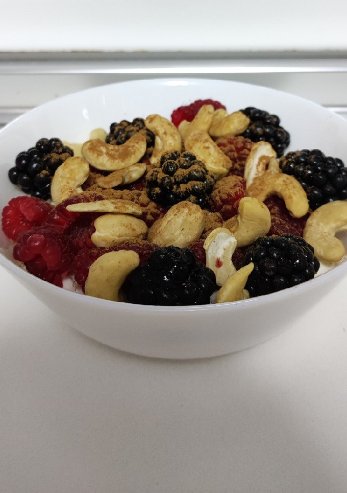 Una foto de Bowl de frutas y anacardos
