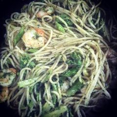 A picture of Spaghetti with garlic prawns and broccoli.