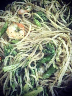 A picture of Spaghetti with garlic prawns and broccoli.