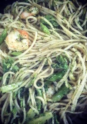 A picture of Spaghetti with garlic prawns and broccoli.