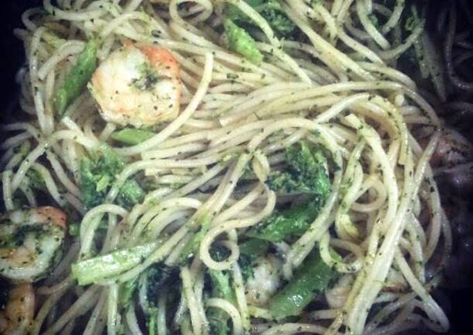 Spaghetti with garlic prawns and broccoli