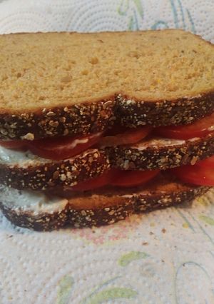 A picture of Super Simple Tomato Sandwich.