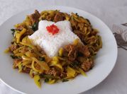 Una foto de bife a la cacerola con fideo