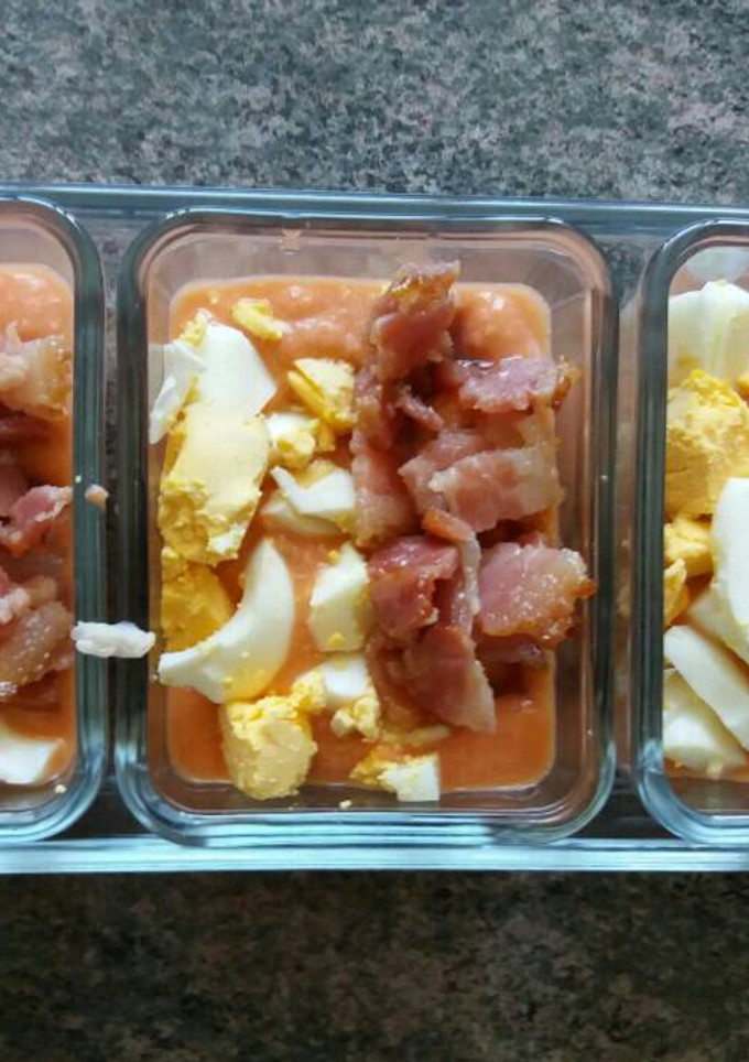 Una foto de Salmorejo con huevo y baicon tostado🍅🍅🍅🍅