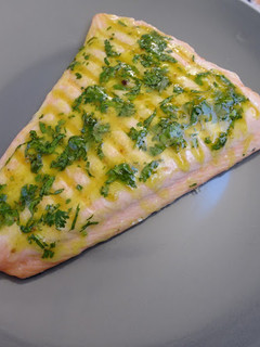 Foto de Lombo de salmão grelhado com molho de mostarda e ervas