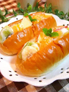 A picture of Creamy Mixed Fruit Sandwich.