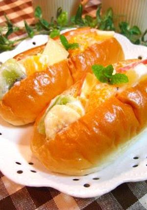 A picture of Creamy Mixed Fruit Sandwich.
