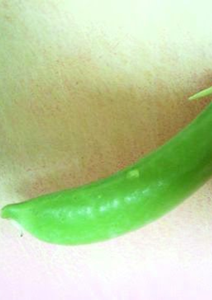 A picture of How to de-String Sugar Snap Peas.