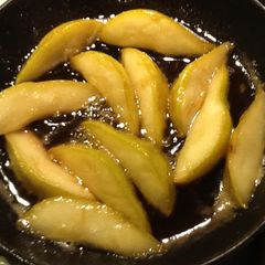 A picture of caramelized pears (easy).