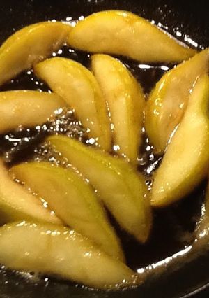 A picture of caramelized pears (easy).