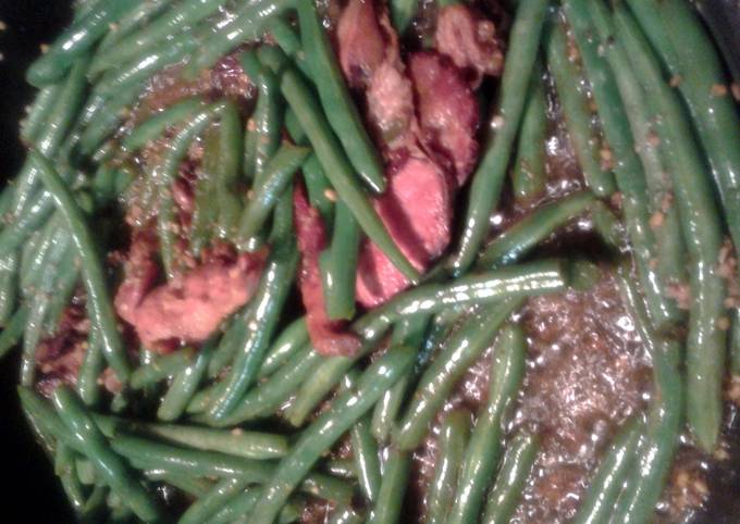 Recipe of Award-winning green beans fried with bacon and garlic