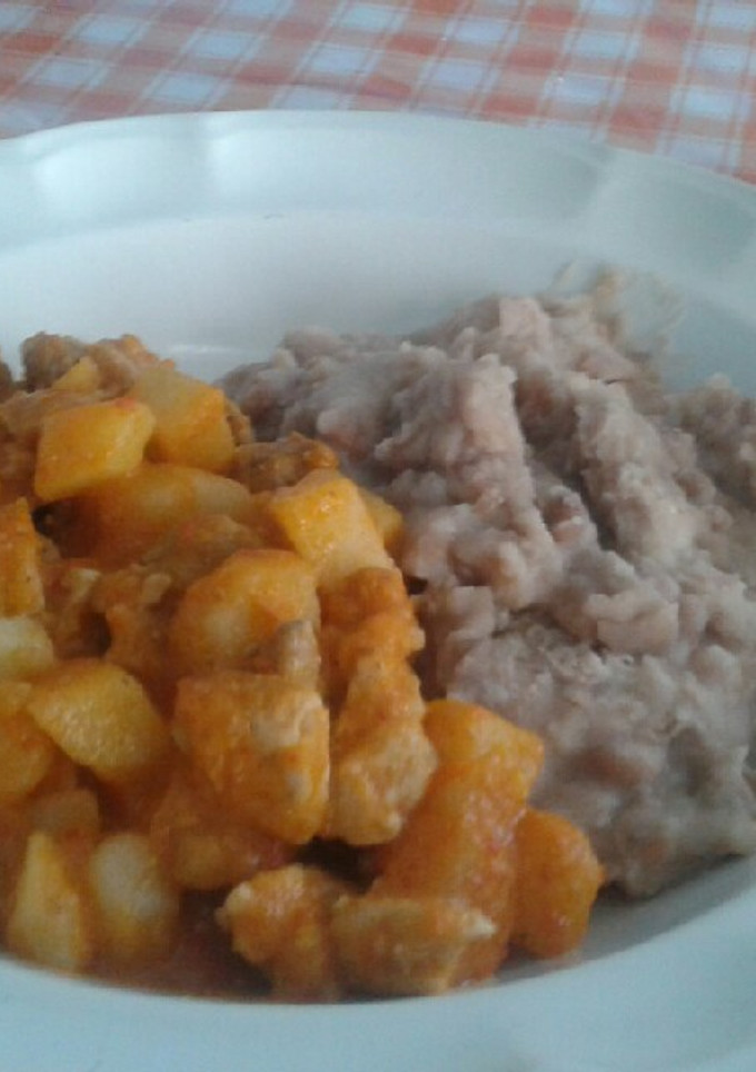 Una foto de Bistec con papas en salsa de chile de árbol
