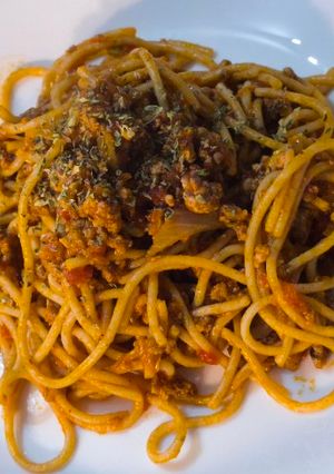 Una foto de Espaguetis integrales con picadillo y tomate 🍅