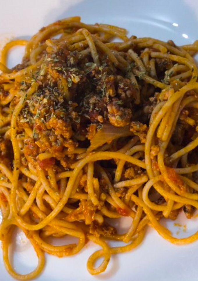 Una foto de Espaguetis integrales con picadillo y tomate 🍅