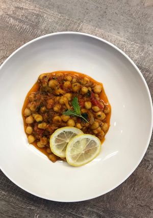 Une photo de Plat de pois chiches à la sauce poivrons