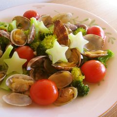 A picture of Manila Clams and Broccoli with Garlic Steamed in Sake.