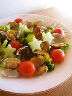 A picture of Manila Clams and Broccoli with Garlic Steamed in Sake.