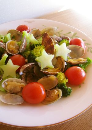 A picture of Manila Clams and Broccoli with Garlic Steamed in Sake.