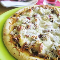 A picture of Chicken & Cranberry Pizza.