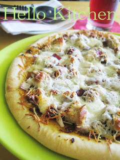 A picture of Chicken & Cranberry Pizza.