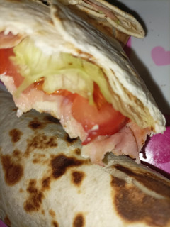 Una foto de Wrap con tomate, lechuga, queso, jamón y tortita