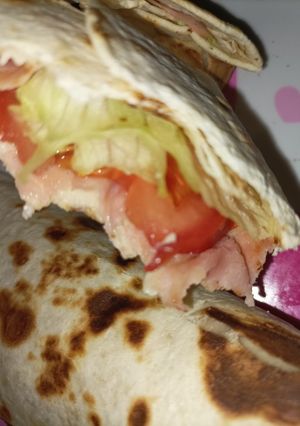 Una foto de Wrap con tomate, lechuga, queso, jamón y tortita