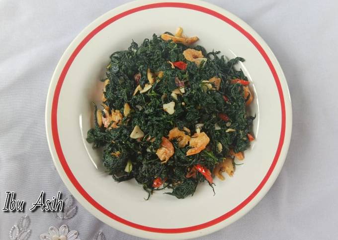 Bagaimana Menyiapkan Tumis Daun Ubi Udang Ebi yang Enak