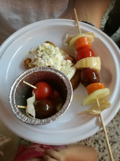 Una foto de Brocheta de fruta y tomate cherry con pinchos y tosta