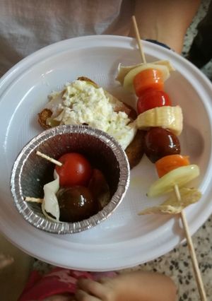 Una foto de Brocheta de fruta y tomate cherry con pinchos y tosta