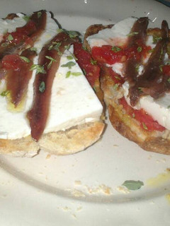 Una foto de Tosta mediterránea con anchoas del cantábrico