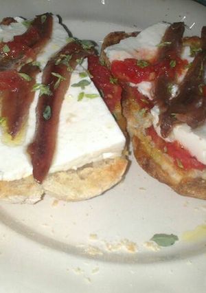 Una foto de Tosta mediterránea con anchoas del cantábrico