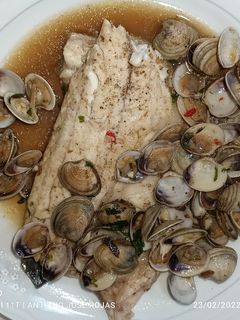 Una foto de Filete de lubina en salsa de chirlas