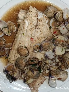 Una foto de Filete de lubina en salsa de chirlas