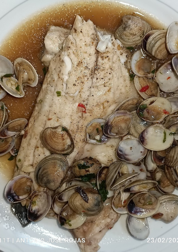 Una foto de Filete de lubina en salsa de chirlas