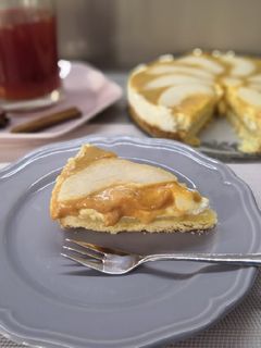Gluténmentes körtés, mandulás "sajttorta", karamell öntettel recept fotója