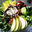 Ensalada verde con alegría de tomate y frutos secos
