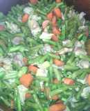 Cubitos de pollo con ejotes y pimientos