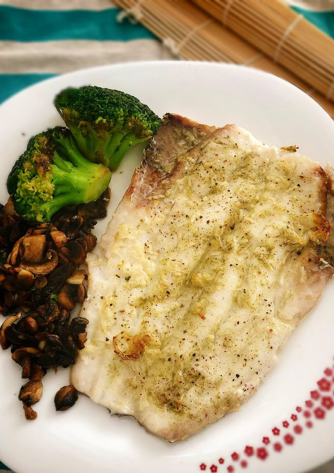 Una foto de Pescadilla en freidora de aire (#cecofry) con guarnición