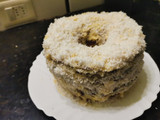 Torta de limón con crema de limón cubierta con coco