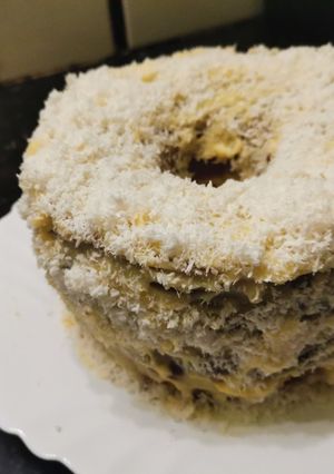 Una foto de Torta de limón con crema de limón cubierta con coco