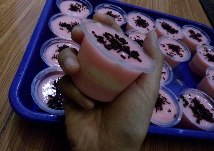 Pudding strawberry with vla vanilla mini😍