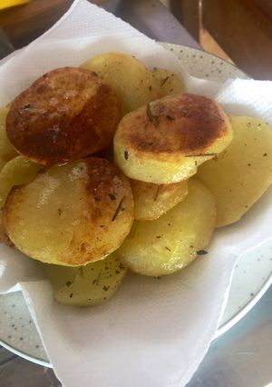Una foto de Papas Doradas en Mantequilla y Romero