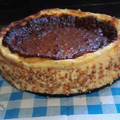Una foto de Tarta de queso de la viña con crocanti de almendra