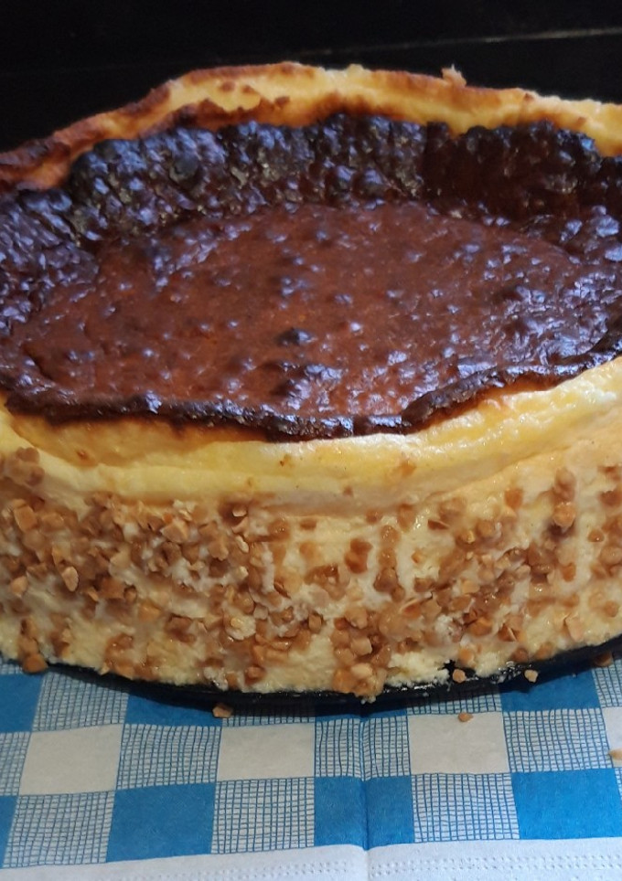 Una foto de Tarta de queso de la viña con crocanti de almendra