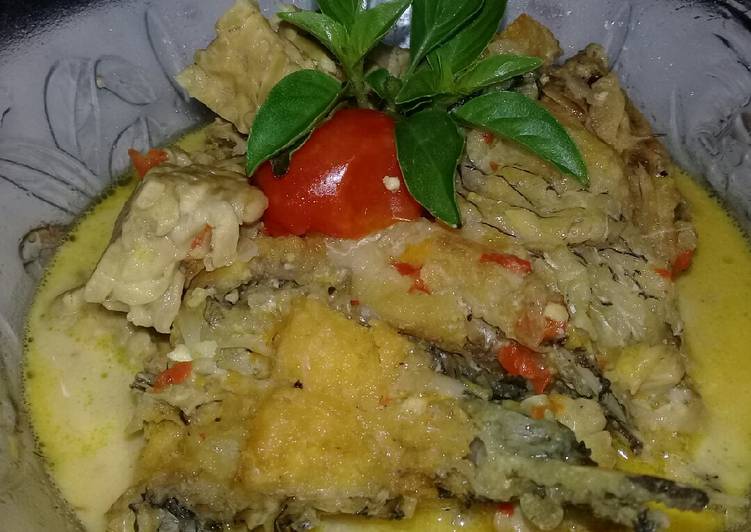Cara mudah Menyiapkan Gurami Kuah Santan Pedas yang sempurna