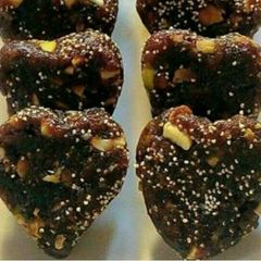 A picture of Dates dry fruit little heart.