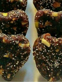 A picture of Dates dry fruit little heart.
