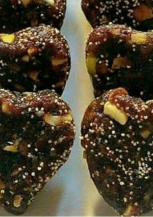 A picture of Dates dry fruit little heart.